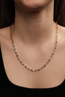 Parlak Elmas Kolyeler ve Altın Mücevherler