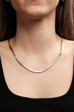 Parlak Elmas Kolyeler ve Altın Mücevherler