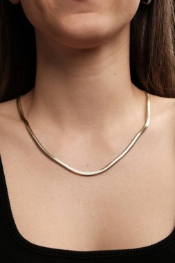 Parlak Elmas Kolyeler ve Altın Mücevherler