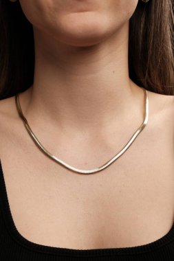 Parlak Elmas Kolyeler ve Altın Mücevherler