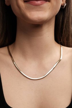 Parlak Elmas Kolyeler ve Altın Mücevherler