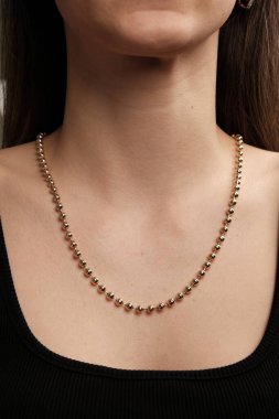 Parlak Elmas Kolyeler ve Altın Mücevherler