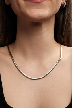 Parlak Elmas Kolyeler ve Altın Mücevherler