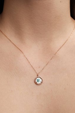 Parlak Elmas Kolyeler ve Altın Mücevherler