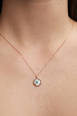 Parlak Elmas Kolyeler ve Altın Mücevherler