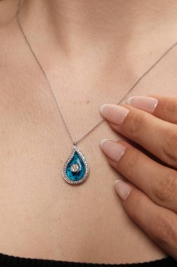 Parlak Elmas Kolyeler ve Altın Mücevherler