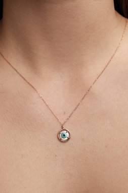 Parlak Elmas Kolyeler ve Altın Mücevherler