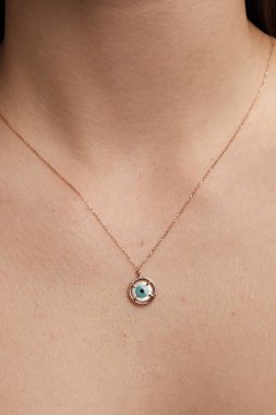 Parlak Elmas Kolyeler ve Altın Mücevherler