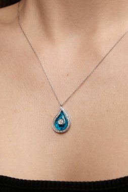 Parlak Elmas Kolyeler ve Altın Mücevherler