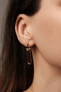 Parlak Elmas Kolyeler ve Altın Mücevherler