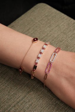 Parlak Elmas Kolyeler ve Altın Mücevherler