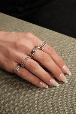 Parlak Elmas Kolyeler ve Altın Mücevherler