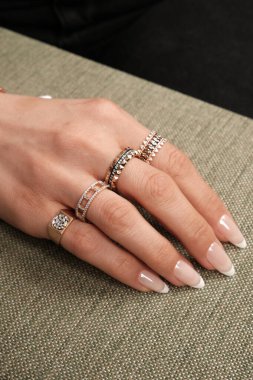 Parlak Elmas Kolyeler ve Altın Mücevherler