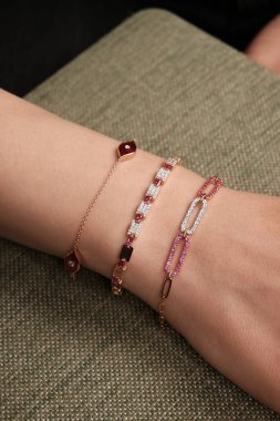 Parlak Elmas Kolyeler ve Altın Mücevherler