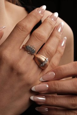 Akşam Şenliği İçin Parlayan Altın ve Elmas Mücevherler