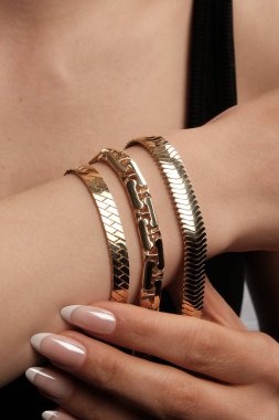 Akşam Şenliği İçin Parlayan Altın ve Elmas Mücevherler