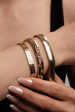 Kalın ve Zarif Elmas ve Altın İfade Parçaları