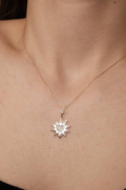 Kalın ve Zarif Elmas ve Altın İfade Parçaları