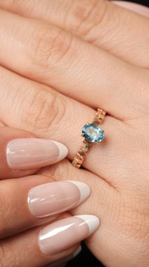 Kalın ve Zarif Elmas ve Altın İfade Parçaları