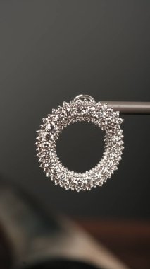 Kalın ve Zarif Elmas ve Altın İfade Parçaları