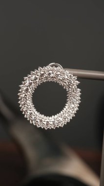 Kalın ve Zarif Elmas ve Altın İfade Parçaları