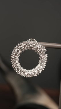 Kalın ve Zarif Elmas ve Altın İfade Parçaları