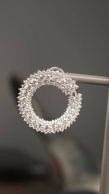 Kalın ve Zarif Elmas ve Altın İfade Parçaları