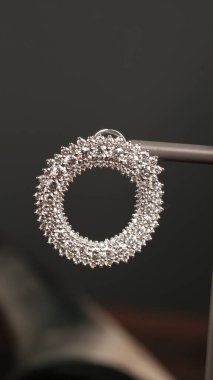 Kalın ve Zarif Elmas ve Altın İfade Parçaları