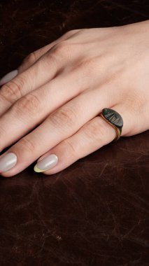 Kalın ve Zarif Elmas ve Altın İfade Parçaları