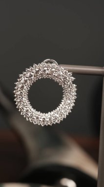 Kalın ve Zarif Elmas ve Altın İfade Parçaları