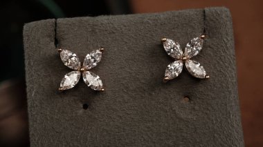 Parlak Mücevher Setleri: Altın, Elmas ve Gemstone