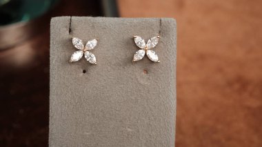 Parlak Mücevher Setleri: Altın, Elmas ve Gemstone