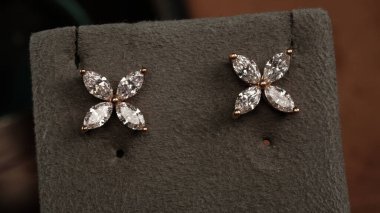 Parlak Mücevher Setleri: Altın, Elmas ve Gemstone