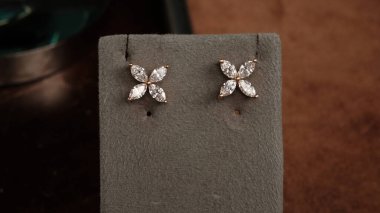 Parlak Mücevher Setleri: Altın, Elmas ve Gemstone