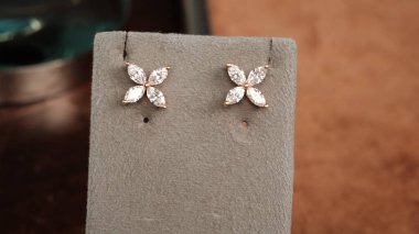 Parlak Mücevher Setleri: Altın, Elmas ve Gemstone