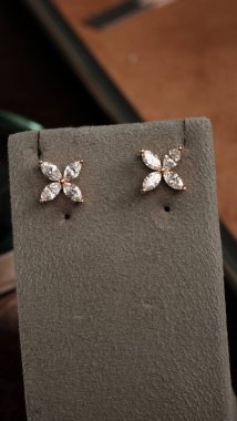 Parlak Mücevher Setleri: Altın, Elmas ve Gemstone