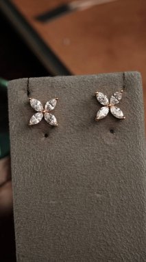 Parlak Mücevher Setleri: Altın, Elmas ve Gemstone