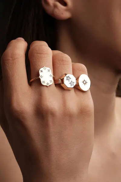 Akşam Şenliği İçin Parlayan Altın ve Elmas Mücevherler