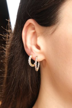 Altın Aksanlı Zarif Elmas Mücevherler