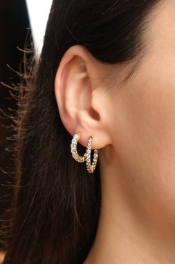 Altın Aksanlı Zarif Elmas Mücevherler