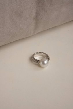 Altın Aksanlı Zarif Elmas Mücevherler