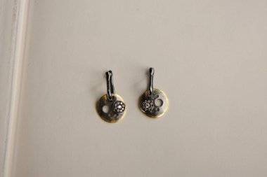 Altın Aksanlı Zarif Elmas Mücevherler