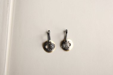 Altın Aksanlı Zarif Elmas Mücevherler