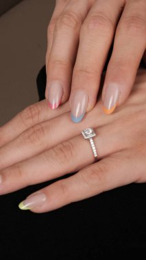 Parlak Elmas Kolyeler ve Altın Kolyeler