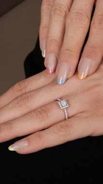 Parlak Elmas Kolyeler ve Altın Kolyeler