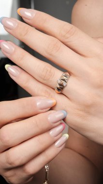 Parlak Elmas Kolyeler ve Altın Kolyeler