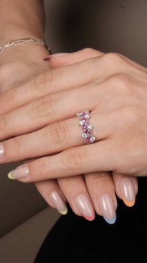 Parlak Elmas Kolyeler ve Altın Kolyeler