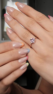 Parlak Elmas Kolyeler ve Altın Kolyeler