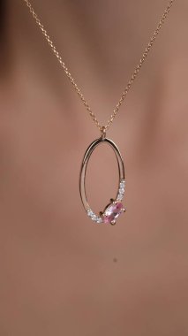 Kadınlar için Zarif Elmas ve Altın Mücevher