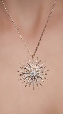 Kadınlar için Zarif Elmas ve Altın Mücevher